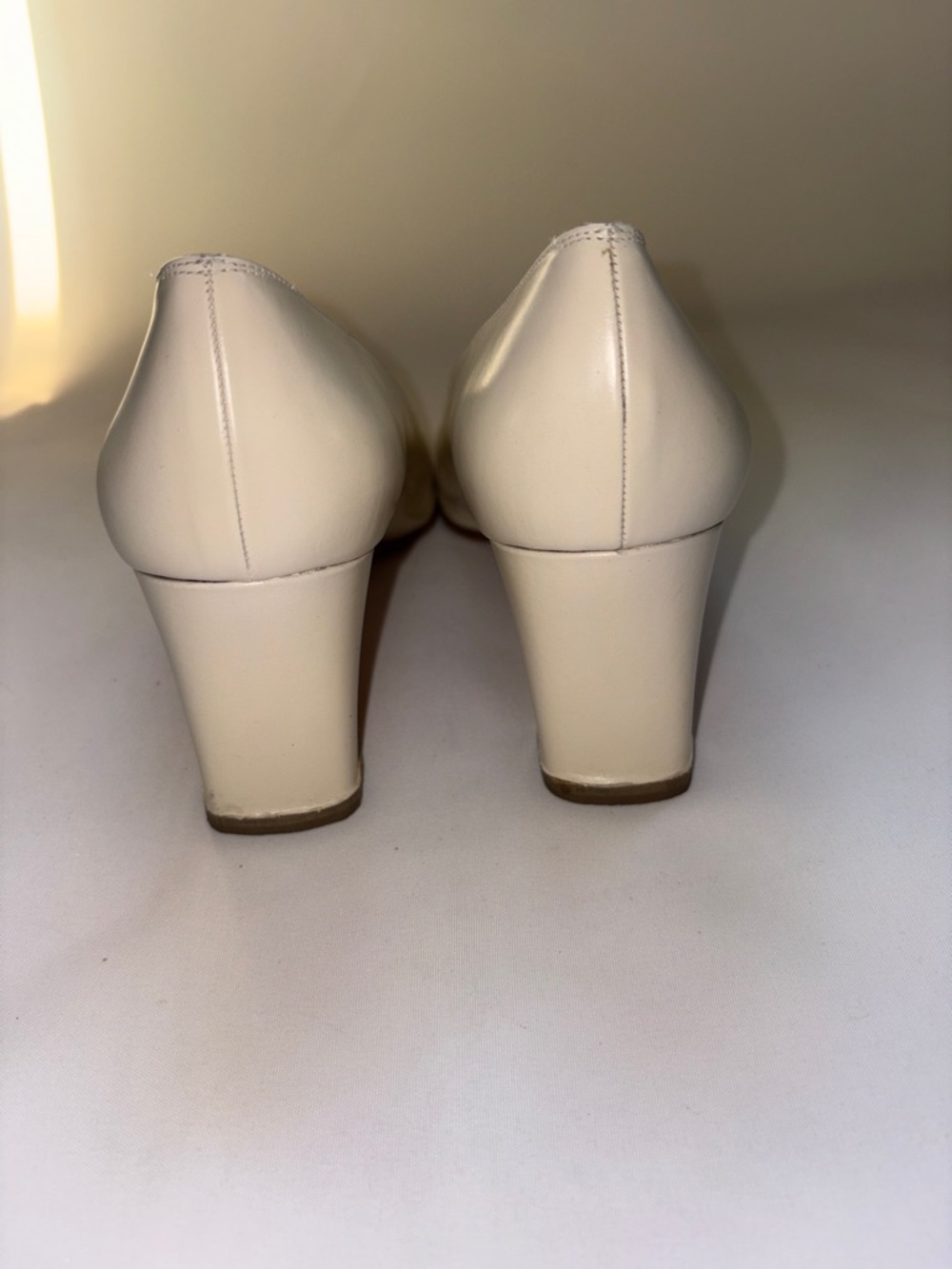VINTAGE Salvatore Ferragamo Cream Leather Block Heel Pumps Size 9.5 - Picture 5 of 7
